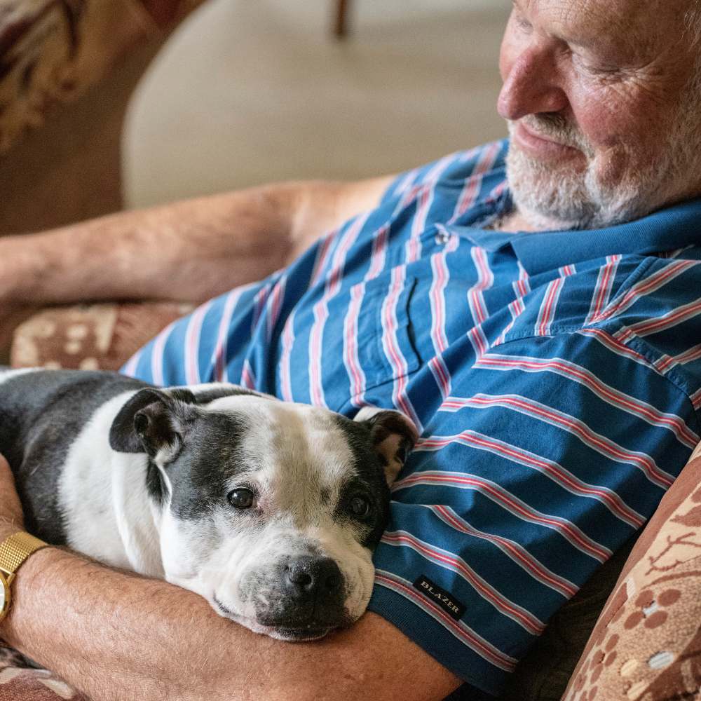 man-with-dog-testimonial-mattress-xperts-google-review